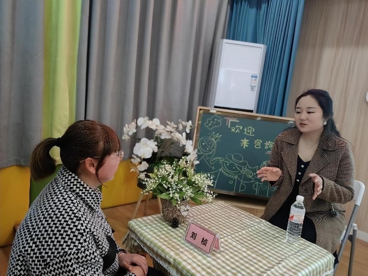 翠屏區(qū)家長(zhǎng)學(xué)校走進(jìn)菜幼，點(diǎn)亮科學(xué)育兒之路——家庭教育公益講座與咨詢(xún)服務(wù)同步開(kāi)展